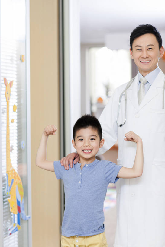 东方人,儿童,成年人,中年人,肌肉,两个人,医生,病人,医院,站,举,笑,微笑,露齿笑,竖图,室内,白天,正面,工作服,制服,快乐,兴奋,幸福,纯洁,热情,技术,长颈鹿,北京,中国,亚洲,正装,测量,注视,现代,刺激,小孩,白色,尺,听诊器,观察,看,托,站着,医护人员,医疗人员,职业,健康,比较,活力,可爱,力量,亲密,童年,童趣,搭,服务,摄影,生长,观看,技巧,测量工具,察看,医疗,享乐,搭着,关爱,关注,肖像,出示,手艺,改变,儿童医院,童真,东亚,烂漫,无邪,实验服,陪同,医疗机构,身高,肱二头肌,可靠,工作制服,责任,贡献,技能,技艺,陪伴,天真,信任,男孩,男人,男性,中年男性,亚洲人,中国人,孩子,大夫,举起,举手,举着,向上举,向上伸,向上托,站立,彩图,工作套服,欢乐,病院,诊所,妙技,男生,本领,高度表,伴随,诊疗室,bj175