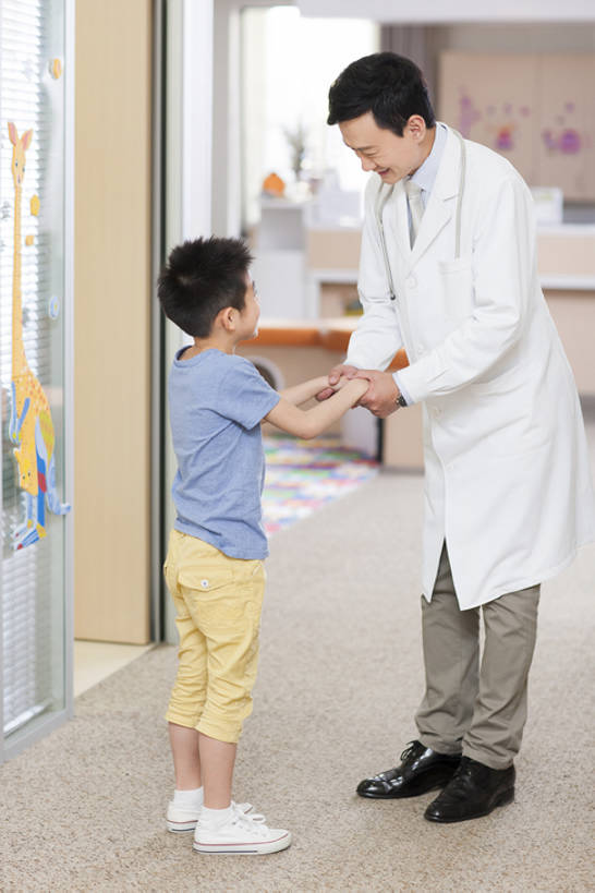 东方人,儿童,成年人,中年人,两个人,医生,病人,医院,站,笑,微笑,露齿笑,竖图,室内,白天,侧面,工作服,制服,快乐,友谊,幸福,纯洁,热情,技术,北京,中国,亚洲,正装,听,现代,小孩,白色,听诊器,站着,医护人员,医疗人员,职业,健康,面对面,活力,可爱,亲密,童年,童趣,服务,摄影,生长,技巧,医疗,享乐,关爱,手艺,儿童医院,童真,东亚,烂漫,无邪,实验服,陪同,医疗机构,可靠,工作制服,责任,贡献,技能,技艺,陪伴,天真,信任,男孩,男人,男性,中年男性,亚洲人,中国人,孩子,大夫,沟通,手牵手,说话,站立,彩图,全身,工作套服,欢乐,深情,病院,诊所,建议,妙技,男生,本领,伴随,诊疗室,bj175