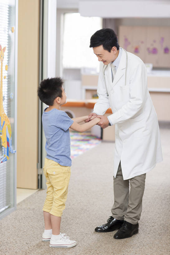 东方人,儿童,成年人,中年人,两个人,医生,病人,医院,站,笑,微笑,露齿笑,竖图,室内,白天,侧面,工作服,制服,快乐,友谊,幸福,纯洁,热情,技术,北京,中国,亚洲,正装,听,现代,小孩,白色,听诊器,站着,医护人员,医疗人员,职业,健康,面对面,活力,可爱,亲密,童年,童趣,搭,服务,摄影,生长,技巧,医疗,享乐,搭着,关爱,手艺,儿童医院,童真,东亚,烂漫,无邪,实验服,陪同,医疗机构,可靠,工作制服,责任,贡献,技能,技艺,陪伴,天真,信任,男孩,男人,男性,中年男性,亚洲人,中国人,孩子,大夫,沟通,手牵手,说话,站立,彩图,全身,工作套服,欢乐,深情,病院,诊所,建议,妙技,男生,本领,伴随,诊疗室,bj175