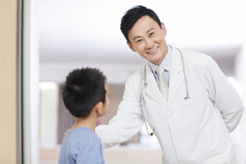 东方人,儿童,成年人,中年人,两个人,医生,病人,医院,站,笑,微笑,露齿笑,横图,室内,白天,正面,工作服,制服,快乐,幸福,纯洁,热情,技术,北京,中国,亚洲,正装,注视,现代,小孩,白色,听诊器,观察,看,站着,医护人员,医疗人员,职业,健康,活力,可爱,亲密,童年,童趣,搭,服务,摄影,生长,观看,技巧,察看,医疗,享乐,搭着,关爱,关注,肖像,手艺,儿童医院,童真,东亚,烂漫,无邪,实验服,陪同,医疗机构,可靠,工作制服,责任,贡献,技能,技艺,陪伴,天真,信任,男孩,男人,男性,中年男性,亚洲人,中国人,孩子,大夫,站立,半身,彩图,工作套服,欢乐,病院,诊所,妙技,男生,本领,伴随,诊疗室,bj175