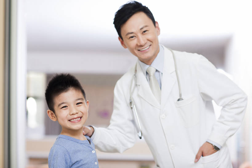 东方人,儿童,成年人,中年人,两个人,医生,病人,医院,站,笑,微笑,露齿笑,横图,室内,白天,正面,工作服,制服,快乐,幸福,纯洁,热情,技术,北京,中国,亚洲,正装,注视,现代,小孩,白色,听诊器,观察,看,站着,医护人员,医疗人员,职业,健康,活力,可爱,亲密,童年,童趣,搭,服务,摄影,生长,观看,技巧,察看,医疗,享乐,搭着,关爱,关注,肖像,手艺,儿童医院,童真,东亚,烂漫,无邪,实验服,陪同,医疗机构,可靠,工作制服,责任,贡献,技能,技艺,陪伴,天真,信任,男孩,男人,男性,中年男性,亚洲人,中国人,孩子,大夫,站立,半身,彩图,工作套服,欢乐,病院,诊所,妙技,男生,本领,伴随,诊疗室,bj175