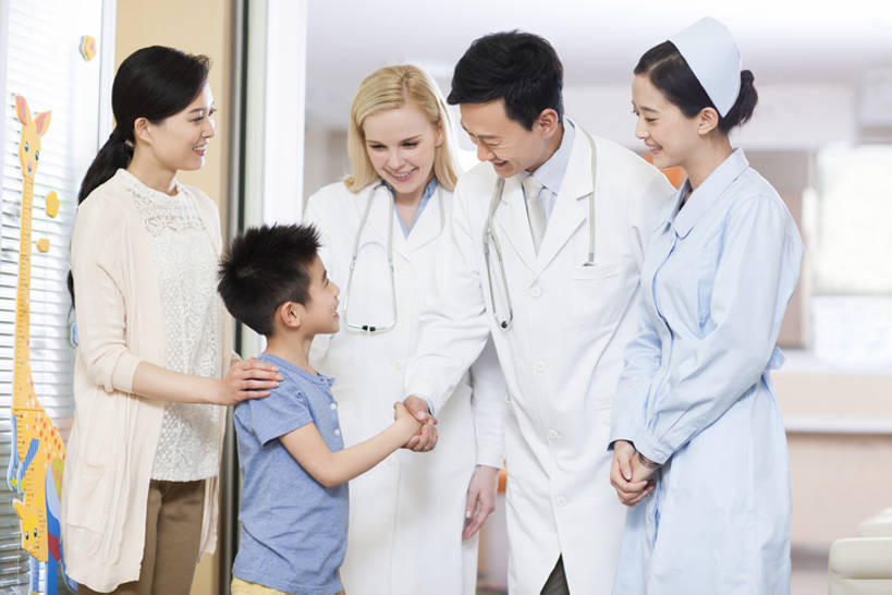 东方人,西方人,儿童,成年人,中年人,家庭,父母,母亲,儿子,医生,病人,护士,医院,站,握手,笑,微笑,露齿笑,横图,室内,白天,正面,工作服,制服,快乐,感激,幸福,纯洁,热情,成功,合作,团队,技术,北京,欧洲,中国,欧洲人,亚洲,五个人,正装,休闲装,现代,小孩,白色,听诊器,手势,站着,医护人员,医疗人员,职业,温暖,温馨,母子,一家人,面对面,可爱,亲密,童年,童趣,搭,服务,摄影,技巧,支撑,和睦,医疗,护士帽,享乐,搭着,关爱,手艺,儿童医院,合伙,童真,东亚,烂漫,无邪,实验服,陪同,医疗机构,可靠,工作制服,责任,贡献,技能,技艺,陪伴,谢谢,天真,信任,男孩,男人,男性,年轻女性,女人,女性,中年男性,中年女性,白种人,亚洲人,中国人,孩子,年轻人,大夫,沟通,说话,站立,彩图,工作套服,欢乐,病院,诊所,建议,妙技,融洽,男生,打手势,本领,伴随,诊疗室,bj175