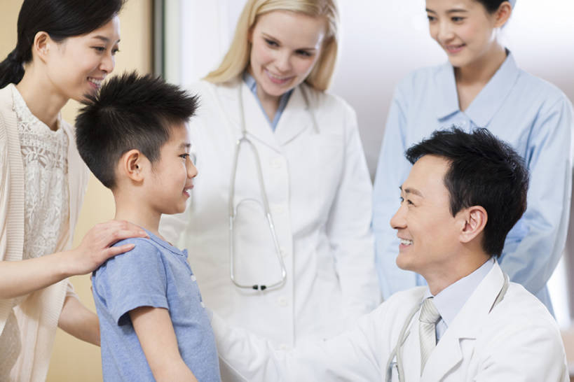 东方人,西方人,儿童,成年人,中年人,家庭,父母,母亲,儿子,医生,病人,护士,医院,站,蹲,笑,微笑,露齿笑,横图,室内,白天,侧面,工作服,制服,快乐,幸福,纯洁,热情,成功,合作,团队,技术,北京,欧洲,中国,欧洲人,亚洲,五个人,正装,休闲装,现代,小孩,白色,听诊器,手势,站着,医护人员,医疗人员,职业,温暖,温馨,母子,一家人,面对面,可爱,亲密,童年,童趣,搭,服务,摄影,技巧,支撑,和睦,医疗,护士帽,享乐,搭着,关爱,手艺,儿童医院,合伙,童真,东亚,烂漫,无邪,实验服,陪同,医疗机构,可靠,工作制服,责任,贡献,技能,技艺,陪伴,天真,信任,男孩,男人,男性,年轻女性,女人,女性,中年男性,中年女性,白种人,亚洲人,中国人,孩子,年轻人,大夫,沟通,说话,站立,半身,彩图,工作套服,欢乐,病院,诊所,建议,妙技,融洽,男生,打手势,本领,伴随,诊疗室,bj175