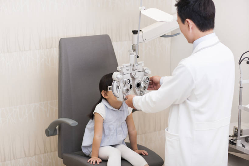 东方人,婴儿,儿童,成年人,中年人,眼睛,两个人,医生,病人,医院,站,横图,室内,白天,侧面,工作服,制服,纯洁,机器,技术,仪器,北京,中国,亚洲,握,准备,正装,检查,休闲装,设备,现代,小孩,背面,白色,医疗用品,站着,医护人员,医疗人员,职业,机械,可爱,亲密,童年,服务,握着,摄影,活泼,查看,技巧,复杂,体检,医疗,医疗设备,视力,操作,关爱,宝宝,手艺,医疗器械,儿童医院,东亚,纯真,烂漫,无邪,实验服,陪同,医疗机构,验光仪,综合验光仪,可靠,工作制服,责任,贡献,技能,技艺,陪伴,判断,测量仪器,电脑验光机,验光机,伶俐,天真,信任,男孩,男人,男性,女孩,中年男性,亚洲人,中国人,孩子,大夫,站立,坐着,彩图,工作套服,病院,诊所,妙技,光学仪器,男生,本领,门诊部,考场,体格检查,伴随,bj175