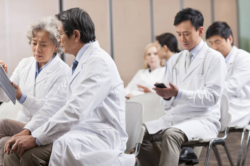 东方人,西方人,成年人,中年人,老年人,医生,会议室,医院,横图,室内,白天,侧面,讨论,手机,椅子,北京,欧洲,中国,欧洲人,亚洲,一排,准备,正装,整齐,会议,座位,排列,白色,医护人员,医疗人员,亲密,摄影,等候,医疗,队列,出示,合伙,东亚,实验服,陪同,医疗机构,会堂,陪伴,老年男性,老年女性,男人,男性,年轻女性,女人,女性,中年男性,中年女性,白种人,亚洲人,中国人,大夫,沟通,说话,坐着,彩图,病院,诊所,院长,伴随,bj175