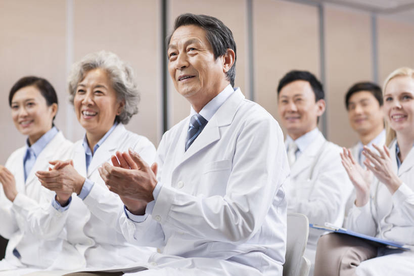 东方人,西方人,成年人,中年人,老年人,医生,会议室,医院,笑,鼓掌,微笑,露齿笑,横图,室内,白天,侧面,仰视,快乐,兴奋,幸福,成功,团队,椅子,北京,欧洲,中国,欧洲人,亚洲,一排,正装,欢呼,整齐,会议,听,刺激,座位,排列,白色,演讲,医护人员,医疗人员,亲密,摄影,医疗,队列,合伙,东亚,实验服,陪同,医疗机构,会堂,陪伴,团结,老年男性,老年女性,男人,男性,年轻女性,女人,女性,中年男性,中年女性,白种人,亚洲人,中国人,大夫,坐着,彩图,低角度拍摄,病院,诊所,院长,好消息,伴随,bj175