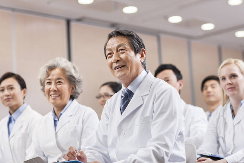 东方人,西方人,成年人,中年人,老年人,医生,会议室,医院,笑,微笑,露齿笑,横图,室内,白天,侧面,仰视,快乐,幸福,团队,椅子,北京,欧洲,中国,欧洲人,亚洲,一排,正装,整齐,会议,听,座位,排列,白色,演讲,医护人员,医疗人员,亲密,摄影,医疗,队列,合伙,东亚,实验服,陪同,医疗机构,会堂,陪伴,团结,老年男性,老年女性,男人,男性,年轻女性,女人,女性,中年男性,中年女性,白种人,亚洲人,中国人,大夫,坐着,半身,彩图,低角度拍摄,病院,诊所,院长,伴随,bj175