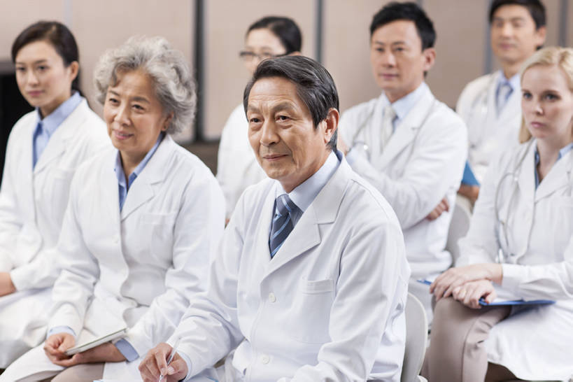 东方人,西方人,成年人,中年人,老年人,医生,会议室,医院,横图,室内,白天,侧面,团队,椅子,北京,欧洲,中国,欧洲人,亚洲,一排,正装,整齐,会议,听,座位,排列,白色,演讲,医护人员,医疗人员,亲密,摄影,医疗,队列,合伙,东亚,实验服,陪同,医疗机构,会堂,陪伴,认真,团结,老年男性,老年女性,男人,男性,年轻女性,女人,女性,中年男性,中年女性,白种人,亚洲人,中国人,大夫,坐着,半身,彩图,病院,诊所,院长,伴随,bj175