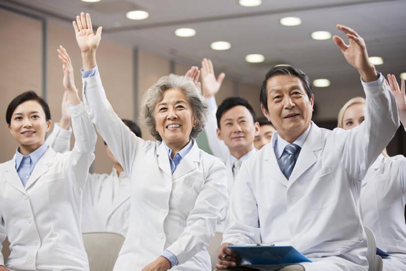 东方人,西方人,成年人,中年人,老年人,医生,会议室,医院,举,笑,微笑,露齿笑,横图,室内,白天,正面,团队,椅子,北京,欧洲,中国,欧洲人,亚洲,一排,正装,整齐,会议,座位,排列,白色,笔记本,托,演讲,医护人员,医疗人员,亲密,同意,摄影,医疗,队列,合伙,东亚,实验服,陪同,医疗机构,会堂,陪伴,团结,老年男性,老年女性,男人,男性,年轻女性,女人,女性,中年男性,中年女性,白种人,亚洲人,中国人,大夫,举起,举手,举着,向上举,向上伸,向上托,坐着,半身,彩图,病院,诊所,院长,投票,伴随,bj175