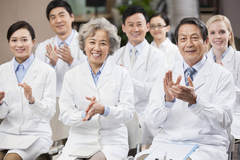 东方人,西方人,成年人,中年人,老年人,医生,会议室,医院,笑,鼓掌,微笑,露齿笑,横图,室内,白天,正面,快乐,兴奋,幸福,成功,团队,椅子,北京,欧洲,中国,欧洲人,亚洲,一排,正装,欢呼,整齐,会议,听,注视,刺激,座位,排列,白色,观察,看,演讲,医护人员,医疗人员,亲密,摄影,观看,察看,医疗,队列,关注,肖像,合伙,东亚,实验服,陪同,医疗机构,会堂,陪伴,团结,老年男性,老年女性,男人,男性,年轻女性,女人,女性,中年男性,中年女性,白种人,亚洲人,中国人,大夫,坐着,彩图,病院,诊所,院长,好消息,伴随,bj175