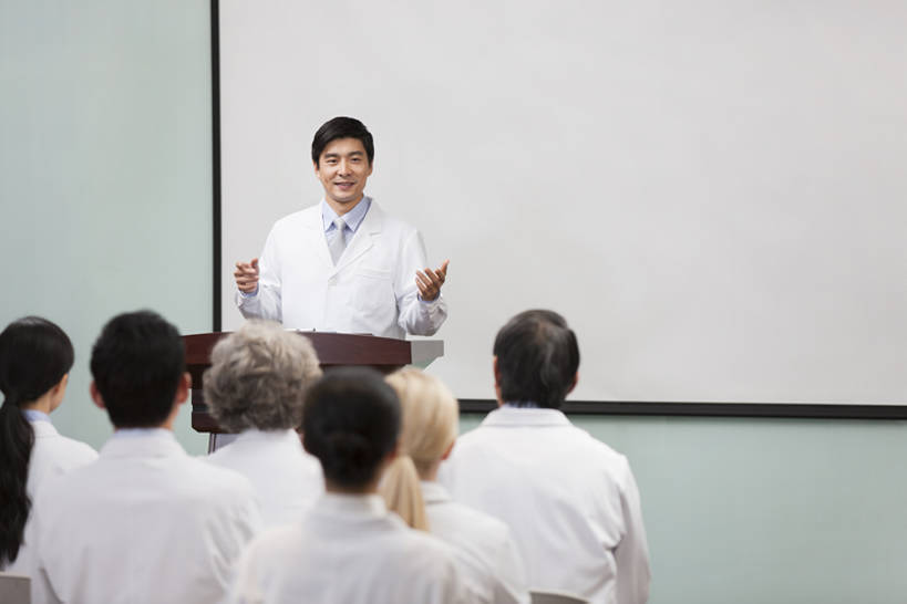 东方人,西方人,成年人,中年人,老年人,医生,会议室,医院,笑,微笑,露齿笑,横图,室内,白天,留白,正面,团队,信心,技术,北京,欧洲,中国,欧洲人,亚洲,正装,会议,背面,白色,讲台,黑板,演讲,医护人员,医疗人员,职业,亲密,摄影,报告,技巧,权威,医疗,领导,解释,演说,手艺,宣传,合伙,东亚,实验服,陪同,医疗机构,技能,技艺,鼓动,会堂,陪伴,讲演,把握,团结,老年男性,老年女性,男人,男性,年轻女性,女人,女性,中年男性,中年女性,白种人,亚洲人,中国人,大夫,沟通,说话,坐着,半身,彩图,病院,诊所,妙技,院长,本领,掌控,伴随,bj175