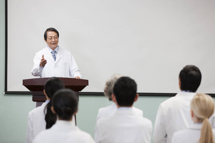 东方人,西方人,成年人,中年人,老年人,医生,会议室,医院,笑,微笑,露齿笑,横图,室内,白天,留白,正面,团队,信心,技术,北京,欧洲,中国,欧洲人,亚洲,正装,会议,眼镜,背面,白色,讲台,黑板,演讲,医护人员,医疗人员,职业,亲密,摄影,报告,技巧,权威,医疗,领导,解释,演说,手艺,宣传,合伙,东亚,实验服,陪同,医疗机构,技能,技艺,鼓动,会堂,陪伴,讲演,把握,团结,老年男性,老年女性,男人,男性,年轻女性,女人,女性,中年男性,中年女性,白种人,亚洲人,中国人,大夫,沟通,说话,坐着,半身,彩图,病院,诊所,妙技,院长,本领,掌控,伴随,bj175