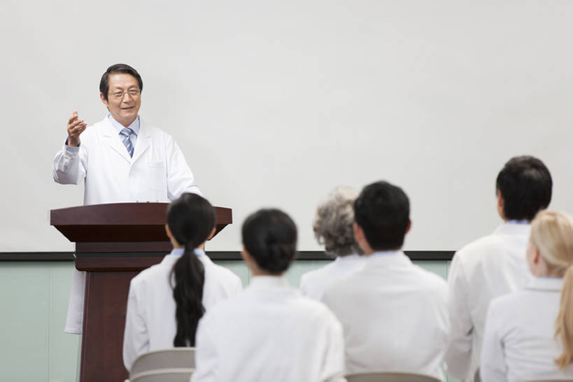 东方人,西方人,成年人,中年人,老年人,医生,会议室,医院,笑,微笑,露齿笑,横图,室内,白天,留白,正面,团队,信心,技术,北京,欧洲,中国,欧洲人,亚洲,正装,会议,眼镜,背面,白色,讲台,黑板,演讲,医护人员,医疗人员,职业,亲密,摄影,报告,技巧,权威,医疗,领导,解释,演说,手艺,宣传,合伙,东亚,实验服,陪同,医疗机构,技能,技艺,鼓动,会堂,陪伴,讲演,把握,团结,老年男性,老年女性,男人,男性,年轻女性,女人,女性,中年男性,中年女性,白种人,亚洲人,中国人,大夫,沟通,说话,坐着,半身,彩图,病院,诊所,妙技,院长,本领,掌控,伴随,bj175