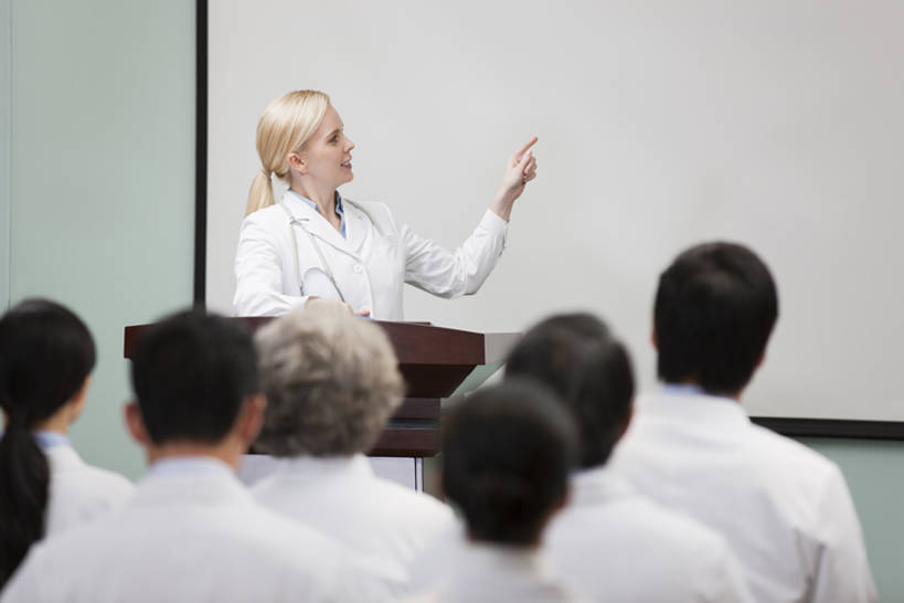 东方人,西方人,成年人,中年人,老年人,医生,会议室,医院,笑,微笑,露齿笑,横图,室内,白天,正面,团队,信心,技术,北京,欧洲,中国,欧洲人,亚洲,正装,会议,方向,背面,白色,讲台,黑板,演讲,医护人员,医疗人员,职业,亲密,摄影,报告,技巧,权威,医疗,领导,指着,解释,演说,手艺,宣传,合伙,东亚,实验服,陪同,医疗机构,技能,技艺,鼓动,会堂,陪伴,讲演,把握,团结,老年男性,老年女性,男人,男性,年轻女性,女人,女性,中年男性,中年女性,白种人,亚洲人,中国人,大夫,沟通,说话,坐着,半身,彩图,病院,诊所,妙技,院长,本领,掌控,伴随,bj175