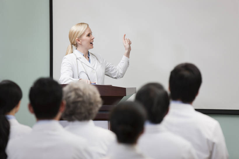 东方人,西方人,成年人,中年人,老年人,医生,会议室,医院,笑,微笑,露齿笑,横图,室内,白天,正面,团队,信心,技术,北京,欧洲,中国,欧洲人,亚洲,指,正装,会议,方向,背面,白色,讲台,黑板,手势,演讲,医护人员,医疗人员,职业,亲密,摄影,报告,技巧,权威,医疗,领导,指着,指向,解释,演说,食指,手艺,宣传,合伙,东亚,实验服,陪同,医疗机构,技能,技艺,鼓动,会堂,陪伴,讲演,把握,团结,老年男性,老年女性,男人,男性,年轻女性,女人,女性,中年男性,中年女性,白种人,亚洲人,中国人,大夫,沟通,说话,坐着,半身,彩图,病院,诊所,妙技,院长,打手势,本领,掌控,伴随,bj175