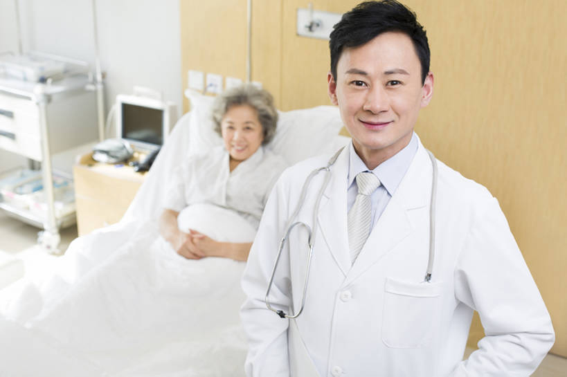 东方人,成年人,中年人,老年人,两个人,医生,病人,医院,微笑,横图,室内,白天,正面,快乐,幸福,信心,技术,床,北京,中国,亚洲,注视,现代,白色,观察,看,站着,医护人员,医疗人员,职业,保养,健康,服务,保健,摄影,观看,技巧,支撑,权威,察看,医疗,医疗设备,疾病,病房,关注,肖像,手艺,医疗器械,手术台,东亚,实验服,恢复,陪同,医疗机构,静脉滴注,病号服,手术床,疗养院,责任,技能,技艺,陪伴,生理盐水,信任,老年女性,男人,男性,女人,女性,中年男性,亚洲人,中国人,大夫,半身,彩图,高角度拍摄,病院,诊所,妙技,本领,伴随,bj175