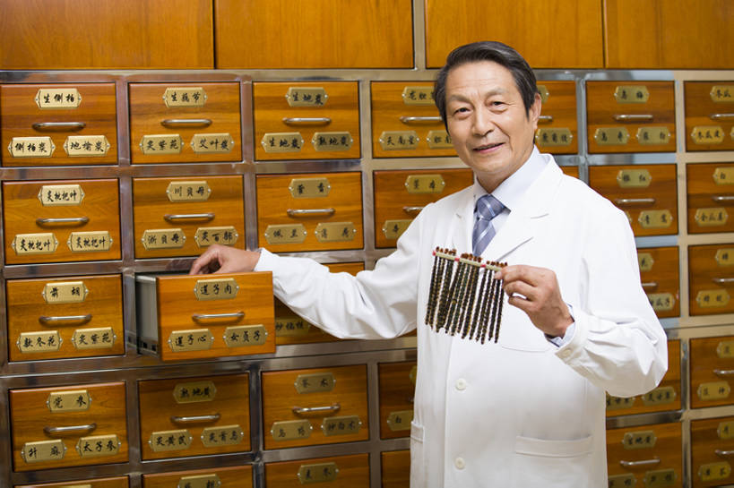 东方人,成年人,老年人,一个人,医生,医院,商店,横图,室内,白天,正面,技术,植物,抽屉,北京,中国,亚洲,仅一个男性,仅一个人,许多,握,药,准备,开,干燥,昆虫,标签,材料,格子,草药,药草,很多,注视,传统,中药,古代,排列,白色,医疗用品,观察,看,站着,仅一个老年男性,医护人员,医疗人员,职业,汉字,握着,摄影,介绍,药房,多样,观看,技巧,展览,察看,医疗,药箱,关注,中国文化,肖像,出示,手艺,药材,中草药,蜈蚣,东亚,实验服,医疗机构,中药材,本草,替代疗法,技能,技艺,老年男性,男人,男性,亚洲人,中国人,大夫,彩图,病院,诊所,妙技,传统文化,本领,成分,bj175