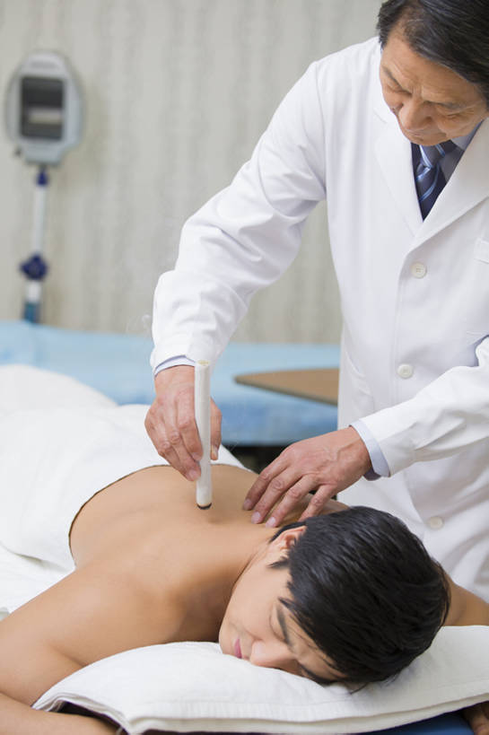 东方人,成年人,老年人,两个人,医生,病人,医院,竖图,室内,白天,正面,技术,植物,金属制品,北京,中国,亚洲,医学,金属,工具,烟雾,草药,药草,燃烧,热,文化,传统,裸露,中药,白色,趴着,医护人员,医疗人员,职业,保养,健康,放松,治疗,保健,人体,摄影,技巧,经络,后背,医疗,疾病,卫生,穴位,中国文化,手艺,裸,针灸,药材,中草药,调和,中医,东亚,实验服,恢复,医治,医疗机构,中药材,本草,替代疗法,疏通,技能,技艺,艾灸,灸法,针法,中医学,老年男性,男人,男性,中年男性,亚洲人,中国人,大夫,闭着眼睛,躺着,半身,彩图,病院,诊所,妙技,传统文化,本领,温灸棒,艾灸棒,诊疗室,bj175