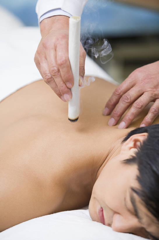 东方人,成年人,老年人,脸,头,脸颊,手,两个人,医生,病人,医院,竖图,室内,白天,正面,技术,植物,金属制品,北京,中国,亚洲,医学,金属,工具,烟雾,草药,药草,燃烧,热,文化,传统,裸露,中药,肩膀,白色,趴着,医护人员,医疗人员,职业,保养,健康,放松,治疗,保健,人体,摄影,技巧,经络,后背,医疗,疾病,卫生,穴位,中国文化,手艺,裸,针灸,药材,中草药,调和,中医,东亚,实验服,恢复,医治,医疗机构,中药材,本草,替代疗法,疏通,技能,技艺,艾灸,灸法,针法,中医学,老年男性,男人,男性,中年男性,亚洲人,中国人,头部,脸部,脸蛋,面部,大夫,闭着眼睛,躺着,彩图,病院,诊所,妙技,传统文化,本领,温灸棒,艾灸棒,诊疗室,bj175