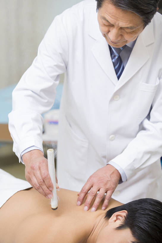 东方人,成年人,老年人,两个人,医生,病人,医院,竖图,室内,白天,侧面,技术,植物,金属制品,北京,中国,亚洲,医学,金属,工具,烟雾,草药,药草,燃烧,热,文化,传统,裸露,中药,白色,趴着,医护人员,医疗人员,职业,保养,健康,放松,治疗,保健,人体,摄影,技巧,经络,后背,医疗,疾病,卫生,穴位,中国文化,手艺,裸,针灸,药材,中草药,调和,中医,东亚,实验服,恢复,医治,医疗机构,中药材,本草,替代疗法,疏通,技能,技艺,艾灸,灸法,针法,中医学,老年男性,男人,男性,中年男性,亚洲人,中国人,大夫,闭着眼睛,躺着,半身,彩图,病院,诊所,妙技,传统文化,本领,温灸棒,艾灸棒,诊疗室,bj175