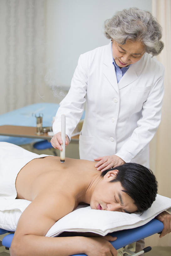 东方人,成年人,老年人,两个人,医生,病人,医院,竖图,室内,白天,侧面,技术,植物,金属制品,北京,中国,亚洲,医学,金属,工具,烟雾,草药,药草,燃烧,热,文化,传统,裸露,中药,白色,趴着,医护人员,医疗人员,职业,保养,健康,放松,治疗,保健,人体,摄影,技巧,经络,后背,医疗,疾病,卫生,穴位,中国文化,手艺,裸,针灸,药材,中草药,调和,中医,东亚,实验服,恢复,医治,医疗机构,中药材,本草,替代疗法,疏通,技能,技艺,艾灸,灸法,针法,中医学,老年女性,男人,男性,女人,女性,中年男性,亚洲人,中国人,大夫,闭着眼睛,躺着,半身,彩图,病院,诊所,妙技,传统文化,本领,温灸棒,艾灸棒,诊疗室,bj175