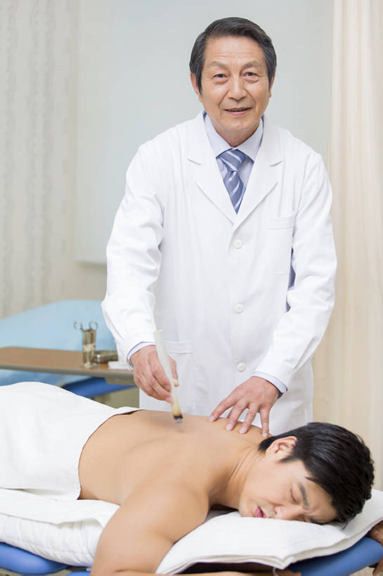 东方人,成年人,老年人,两个人,医生,病人,医院,微笑,竖图,室内,白天,正面,技术,植物,金属制品,北京,中国,亚洲,医学,金属,工具,烟雾,草药,药草,燃烧,热,注视,文化,传统,裸露,中药,白色,观察,看,趴着,医护人员,医疗人员,职业,保养,健康,放松,治疗,搭,保健,人体,摄影,观看,技巧,经络,后背,察看,医疗,疾病,卫生,穴位,搭着,关注,中国文化,肖像,手艺,裸,针灸,药材,中草药,调和,中医,东亚,实验服,恢复,医治,医疗机构,中药材,本草,替代疗法,疏通,技能,技艺,艾灸,灸法,针法,中医学,老年男性,男人,男性,中年男性,亚洲人,中国人,大夫,闭着眼睛,躺着,半身,彩图,病院,诊所,妙技,传统文化,本领,温灸棒,艾灸棒,诊疗室,bj175