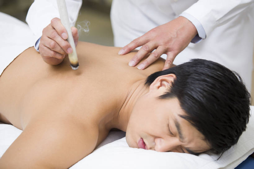 东方人,成年人,老年人,两个人,医生,病人,医院,横图,室内,特写,白天,侧面,技术,植物,金属制品,北京,中国,亚洲,医学,金属,工具,烟雾,草药,药草,燃烧,热,文化,传统,裸露,中药,白色,趴着,医护人员,医疗人员,职业,保养,健康,放松,治疗,搭,保健,人体,摄影,技巧,经络,后背,医疗,疾病,卫生,穴位,搭着,中国文化,手艺,裸,针灸,药材,中草药,调和,中医,东亚,实验服,恢复,医治,医疗机构,中药材,本草,替代疗法,疏通,技能,技艺,艾灸,灸法,针法,中医学,老年男性,男人,男性,中年男性,亚洲人,中国人,大夫,闭着眼睛,躺着,半身,彩图,病院,诊所,妙技,传统文化,本领,温灸棒,艾灸棒,诊疗室,bj175