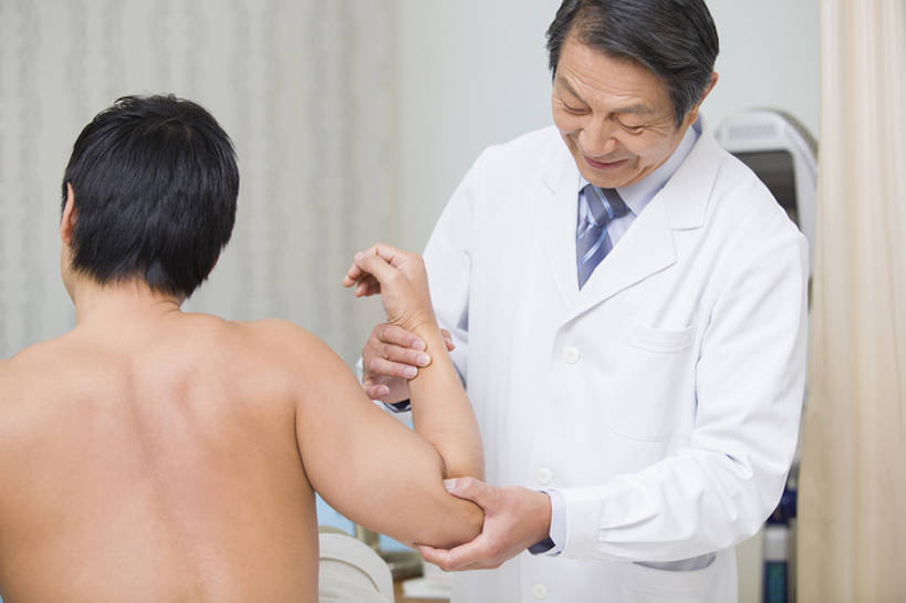 东方人,成年人,老年人,关节,肘,两个人,医生,病人,医院,微笑,横图,室内,白天,正面,按摩,技术,植物,北京,中国,亚洲,检查,草药,药草,传统,裸露,中药,背面,白色,医护人员,医疗人员,职业,保养,健康,治疗,保健,人体,摄影,技巧,体检,医疗,疾病,中国文化,手艺,裸,药材,中草药,受伤,东亚,实验服,恢复,医疗机构,中药材,本草,替代疗法,技能,技艺,老年男性,男人,男性,中年男性,亚洲人,中国人,手臂,大夫,半身,彩图,病院,诊所,妙技,传统文化,本领,体格检查,诊疗室,正骨,bj175