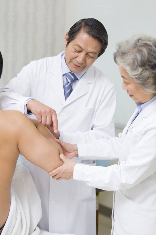 东方人,成年人,老年人,肩,关节,肘,三个人,医生,病人,医院,微笑,竖图,室内,白天,正面,按摩,讨论,技术,植物,北京,中国,亚洲,检查,草药,药草,传统,裸露,中药,白色,医护人员,医疗人员,职业,保养,健康,治疗,保健,人体,摄影,技巧,体检,医疗,疾病,指着,中国文化,手艺,裸,药材,中草药,受伤,合伙,东亚,实验服,恢复,陪同,医疗机构,中药材,本草,替代疗法,技能,技艺,陪伴,老年男性,老年女性,男人,男性,女人,女性,中年男性,亚洲人,中国人,大夫,沟通,半身,彩图,病院,诊所,妙技,传统文化,本领,体格检查,伴随,诊疗室,正骨,bj175