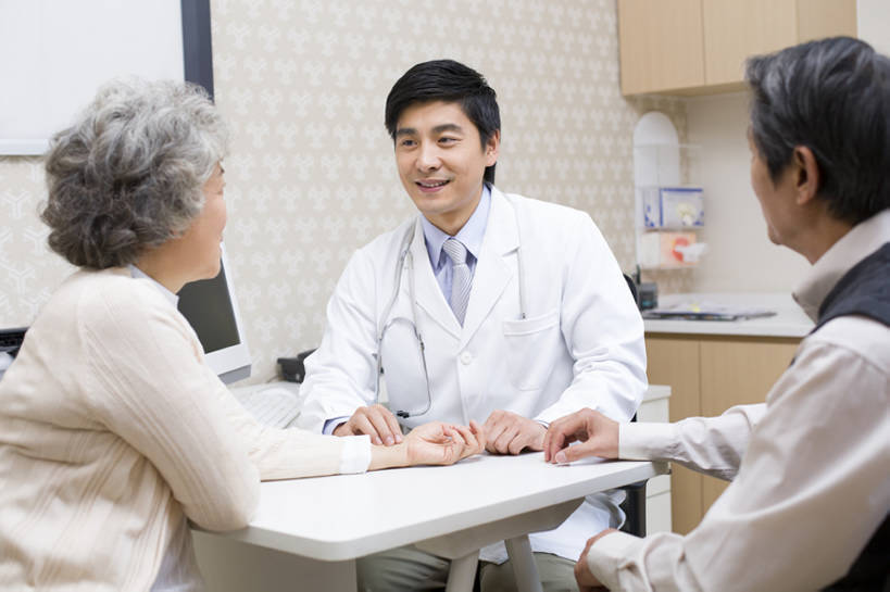 东方人,成年人,老年人,三个人,医生,病人,医院,笑,微笑,露齿笑,横图,室内,白天,侧面,快乐,技术,植物,北京,中国,亚洲,检查,草药,药草,休闲装,传统,中药,白色,医护人员,医疗人员,职业,保养,健康,面对面,治疗,服务,保健,摄影,技巧,体检,医疗,疾病,中国文化,手艺,药材,中草药,东亚,实验服,陪同,医疗机构,中药材,本草,技能,技艺,陪伴,信任,老年男性,老年女性,男人,男性,女人,女性,中年男性,亚洲人,中国人,情侣,大夫,半身,彩图,病院,诊所,妙技,传统文化,本领,脉诊,体格检查,伴随,诊疗室,bj175