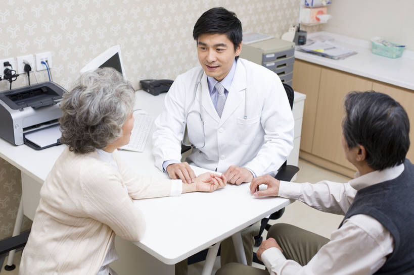 东方人,成年人,老年人,三个人,医生,病人,医院,笑,微笑,露齿笑,横图,室内,白天,侧面,快乐,技术,植物,北京,中国,亚洲,检查,草药,药草,休闲装,传统,中药,白色,医护人员,医疗人员,职业,保养,健康,面对面,服务,保健,摄影,技巧,体检,医疗,疾病,中国文化,手艺,药材,中草药,东亚,实验服,陪同,医疗机构,中药材,本草,技能,技艺,陪伴,信任,老年男性,老年女性,男人,男性,女人,女性,中年男性,亚洲人,中国人,情侣,大夫,半身,彩图,高角度拍摄,病院,诊所,妙技,传统文化,本领,脉诊,体格检查,伴随,诊疗室,bj175