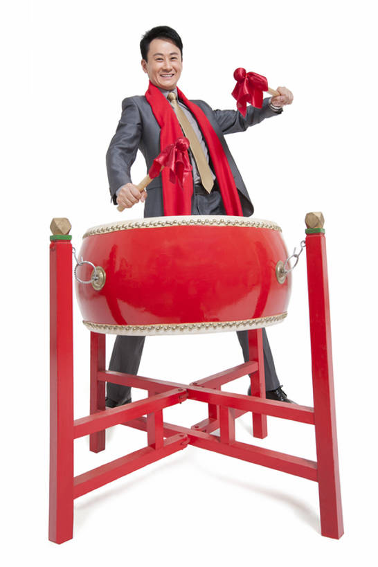 东方人,成年人,中年人,一个人,商务人士,商务男性,笑,微笑,露齿笑,竖图,留白,白色背景,正面,仰视,衬衫,西装,商务,快乐,兴奋,幸福,运气,热情,信心,北京,中国,春节,亚洲,表演,套装,正装,节日,欢呼,庆祝,装饰,鼓,乐器,领带,祝福,敲,注视,传统,刺激,红色,围巾,观察,看,站着,温暖,力量,财富,摄影,围脖,观看,保暖,幽默,华丽,点缀,察看,御寒,经理,关注,中国文化,问候,肖像,商务装,鼓槌,工薪阶层,东亚,一套,衬托,美观,雅致,雅观,元旦,技能,能力,男人,男性,中年男性,亚洲人,中国人,白领,上班族,彩图,低角度拍摄,全身,影棚拍摄,衬衣,拜年,大鼓,办公室职员,传统文化,首席执行官,传统节日,bj175