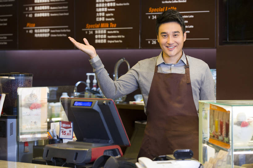 东方人,成年人,中年人,一个人,服务员,商店,笑,微笑,露齿笑,横图,室内,正面,快乐,兴奋,幸福,热情,信心,北京,中国,亚洲,仅一个男性,仅一个人,仅一个中年男性,围裙,食品,饮品,注视,休闲装,方向,饮食,刺激,菜单,食物,饮料,观察,看,站着,收银员,职业,服务,摄影,介绍,收银台,观看,礼节,察看,关注,可口,收银机,咖啡店,肖像,出示,东亚,适口,店主,企业家,男人,男性,中年男性,亚洲人,中国人,服务生,侍者,售货员,半身,彩图,欢乐,咖啡馆,咖啡师,bj175