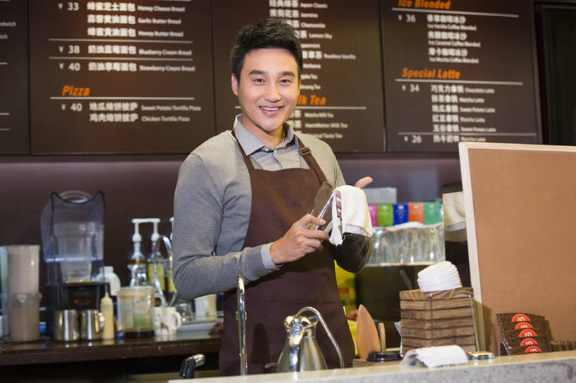 东方人,成年人,中年人,一个人,服务员,商店,笑,微笑,露齿笑,横图,室内,正面,快乐,幸福,杯子,玻璃,北京,中国,亚洲,仅一个男性,仅一个人,仅一个中年男性,擦,围裙,灶台,食品,饮品,注视,休闲装,饮食,菜单,食物,饮料,观察,看,站着,收银员,职业,服务,摄影,观看,察看,关注,可口,咖啡店,肖像,东亚,适口,店主,企业家,男人,男性,中年男性,亚洲人,中国人,服务生,侍者,售货员,清洗,半身,彩图,欢乐,咖啡馆,咖啡师,bj175