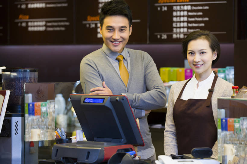 东方人,成年人,中年人,两个人,服务员,商店,笑,双手交叉,微笑,露齿笑,横图,室内,正面,快乐,幸福,热情,信心,北京,中国,亚洲,并排,工作,围裙,食品,饮品,注视,休闲装,饮食,菜单,食物,饮料,观察,看,站着,收银员,职业,亲密,服务,摄影,收银台,观看,察看,领导,双手抱胸,经理,关注,可口,收银机,咖啡店,肖像,合伙,东亚,陪同,适口,陪伴,店主,企业家,把握,男人,男性,年轻女性,女人,女性,中年男性,亚洲人,中国人,年轻人,服务生,侍者,售货员,半身,彩图,咖啡馆,掌控,伴随,bj175