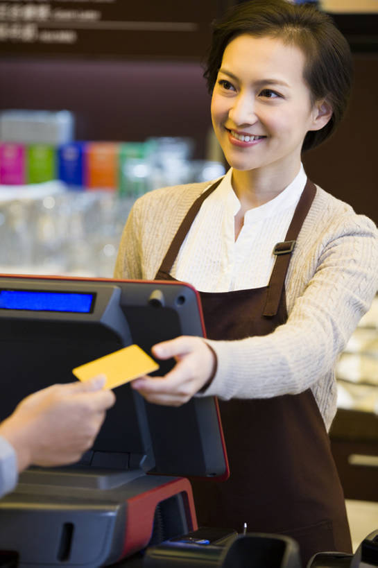 东方人,成年人,中年人,两个人,服务员,商店,笑,微笑,露齿笑,竖图,室内,侧面,购物,快乐,幸福,热情,信用卡,消费,北京,中国,亚洲,围裙,食品,饮品,休闲装,饮食,顾客,菜单,食物,饮料,站着,收银员,职业,面对面,服务,金融,摄影,收银台,礼节,便利,领导,贵宾,付款,经理,购买,可口,收银机,咖啡店,选购,贸易,东亚,血拼,适口,店主,企业家,把握,男人,男性,年轻女性,女人,女性,中年男性,亚洲人,中国人,年轻人,服务生,侍者,售货员,半身,彩图,咖啡馆,给予,掌控,bj175