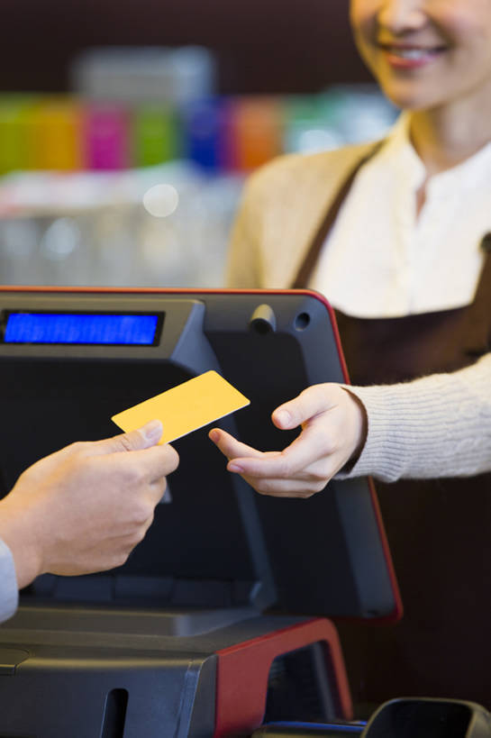 东方人,成年人,中年人,手,两个人,服务员,商店,笑,微笑,露齿笑,竖图,室内,特写,购物,快乐,幸福,热情,信用卡,消费,北京,中国,亚洲,围裙,食品,饮品,休闲装,饮食,顾客,菜单,食物,饮料,站着,收银员,职业,面对面,服务,金融,摄影,收银台,礼节,便利,领导,贵宾,付款,经理,购买,可口,收银机,咖啡店,选购,贸易,东亚,血拼,适口,店主,企业家,把握,男人,男性,年轻女性,女人,女性,中年男性,亚洲人,中国人,年轻人,服务生,侍者,售货员,彩图,咖啡馆,给予,掌控,bj175