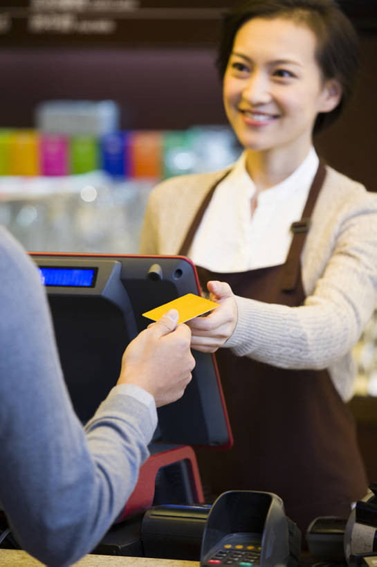 东方人,成年人,中年人,两个人,服务员,商店,笑,微笑,露齿笑,竖图,室内,正面,购物,快乐,幸福,热情,信用卡,消费,北京,中国,亚洲,围裙,食品,饮品,休闲装,饮食,顾客,菜单,食物,饮料,背面,站着,收银员,职业,面对面,服务,金融,摄影,收银台,礼节,便利,领导,贵宾,付款,经理,购买,可口,收银机,咖啡店,选购,贸易,东亚,血拼,适口,店主,企业家,把握,男人,男性,年轻女性,女人,女性,中年男性,亚洲人,中国人,年轻人,服务生,侍者,售货员,半身,彩图,咖啡馆,给予,掌控,bj175