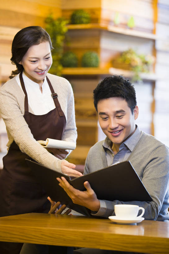 东方人,成年人,中年人,两个人,服务员,商店,笑,微笑,露齿笑,竖图,室内,侧面,快乐,幸福,北京,中国,亚洲,咖啡杯,休闲装,顾客,菜单,笔记本,职业,休闲,舒服,亲密,服务,摄影,介绍,礼节,舒适,咖啡店,出示,东亚,男人,男性,年轻女性,女人,女性,中年男性,亚洲人,中国人,年轻人,服务生,侍者,售货员,休闲活动,说话,坐着,彩图,欢乐,咖啡馆,bj175