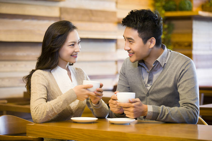 咖啡,东方人,成年人,中年人,两个人,商店,笑,微笑,露齿笑,横图,室内,白天,侧面,爱情,时尚,快乐,友谊,幸福,消费,桌子,城市,北京,中国,亚洲,喝,握,食品,咖啡杯,饮品,浪漫,休闲装,现代,饮食,顾客,食物,饮料,休闲,舒服,温暖,温馨,面对面,恩爱,放松,亲密,握着,约会,恋人,摄影,和睦,享乐,可口,咖啡店,东亚,热饮,陪同,适口,陪伴,男人,男性,年轻女性,女人,女性,中年男性,亚洲人,中国人,年轻人,情侣,休闲活动,说话,坐着,半身,彩图,欢乐,咖啡馆,伴侣,融洽,伴随,bj175