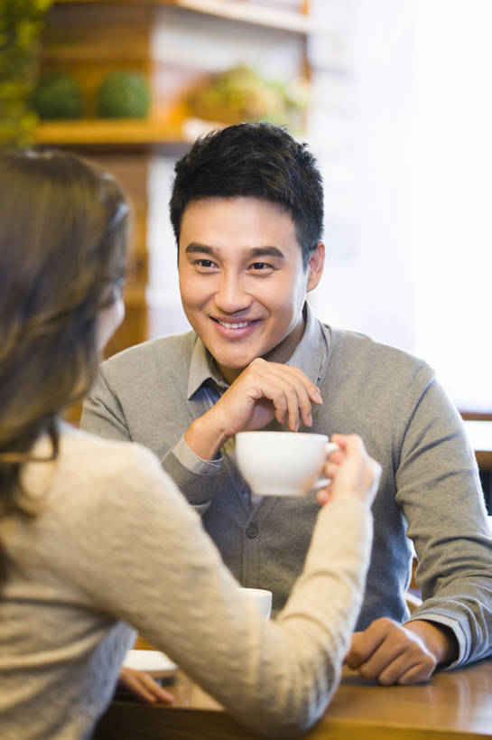 咖啡,东方人,成年人,中年人,两个人,商店,笑,微笑,露齿笑,竖图,室内,白天,正面,爱情,时尚,快乐,友谊,幸福,消费,桌子,城市,北京,中国,亚洲,喝,食品,咖啡杯,饮品,浪漫,听,休闲装,现代,饮食,顾客,食物,饮料,背面,休闲,舒服,温暖,温馨,面对面,恩爱,放松,亲密,约会,恋人,摄影,和睦,享乐,可口,咖啡店,东亚,热饮,陪同,适口,陪伴,男人,男性,年轻女性,女人,女性,中年男性,亚洲人,中国人,年轻人,情侣,休闲活动,说话,坐着,半身,彩图,欢乐,咖啡馆,伴侣,融洽,伴随,bj175