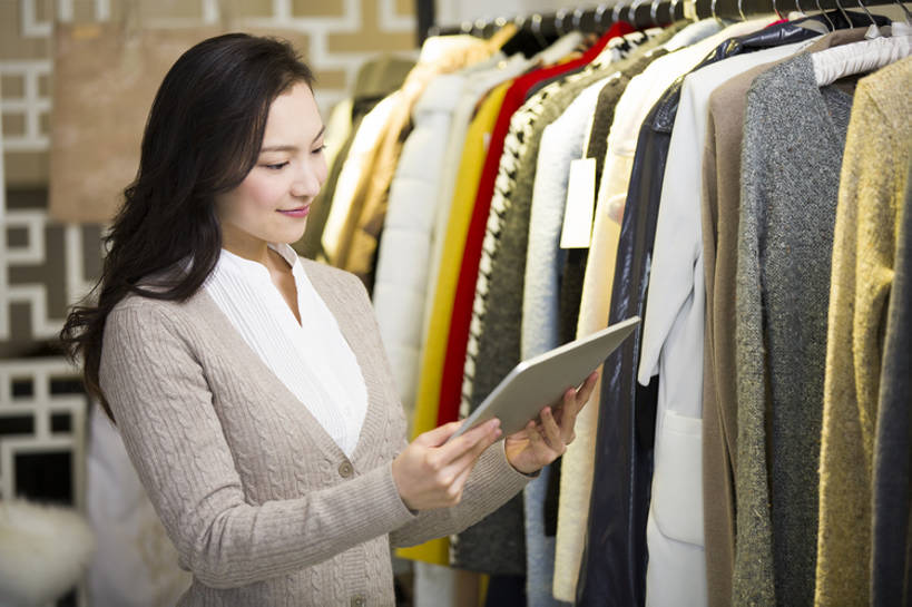 东方人,成年人,一个人,商务人士,商务女性,商店,微笑,横图,室内,白天,侧面,商务,时尚,快乐,幸福,热情,成功,电脑,笔记本电脑,技术,城市,衣架,北京,中国,亚洲,仅一个年轻女性,仅一个女性,仅一个人,一排,吊挂,握,悬挂,丰富,检查,整齐,网络,商品,触摸屏,挂,休闲装,通讯设备,现代,排列,衣服,站着,职业,独立,价格,服务,握着,摄影,多样,查看,组织,无线,享乐,服装店,队列,努力,销售,通信设备,无线网络,分类,贩卖,目录,无线上网,便携式电脑,平板电脑,东亚,无线电技术,店主,企业家,手提电脑,年轻女性,女人,女性,亚洲人,中国人,年轻人,售货员,半身,彩图,欢乐,机遇,bj175