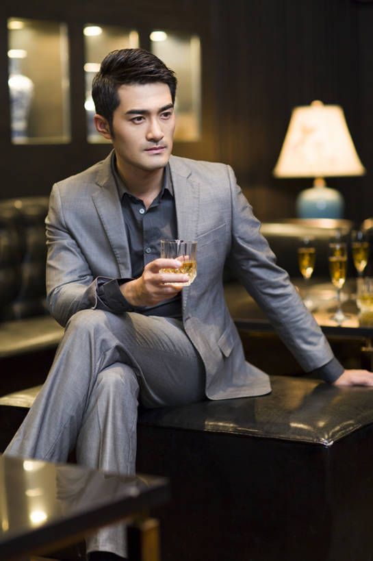 威士忌,东方人,成年人,一个人,商务人士,商务男性,竖图,室内,正面,衬衫,时尚,成功,信心,沙发,城市,花瓶,北京,中国,亚洲,仅一个男性,仅一个人,喝,握,套装,正装,艺术品,酒类,二郎腿,娱乐,现代,饮食,会所,架子,饮料,仅一个年轻男性,休闲,思考,放松,想,握着,财富,俱乐部,摄影,生活方式,古董,贵宾,酷,华贵,肖像,商务装,品酒,工薪阶层,东亚,认真,男人,男性,年轻男性,亚洲人,中国人,年轻人,白领,上班族,休闲活动,坐着,彩图,衬衣,上层阶级,社交,开领,bj175