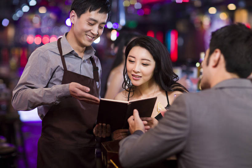 东方人,成年人,中年人,两个人,服务员,笑,微笑,露齿笑,横图,室内,正面,吃饭,快乐,幸福,热情,消费,北京,中国,亚洲,握,正装,围裙,饭厅,饮食,菜单,背面,站着,休闲,亲密,点菜,服务,握着,约会,摄影,生活方式,挑选,出示,选择,东亚,陪同,陪伴,男人,男性,年轻男性,女人,女性,中年女性,亚洲人,中国人,年轻人,情侣,服务生,侍者,半身,彩图,欢乐,餐馆,伴随,bj175