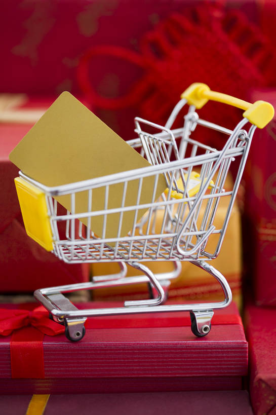 无人,竖图,特写,留白,购物,商务,信用卡,消费,静物,礼物,购物车,北京,中国,春节,新年,亚洲,堆叠,风俗,节日,丰富,庆祝,装饰,市场,传统,盒子,红色,工艺品,中国结,精神,零售,财富,金融,运输,摄影,生活方式,便利,贵宾,仪式,购买,中国文化,金卡,典礼,选购,贸易,东亚,血拼,繁荣,制度,超级市场,彩图,影棚拍摄,全画幅,传统文化,法定假日,传统节日,象征主义,bj175