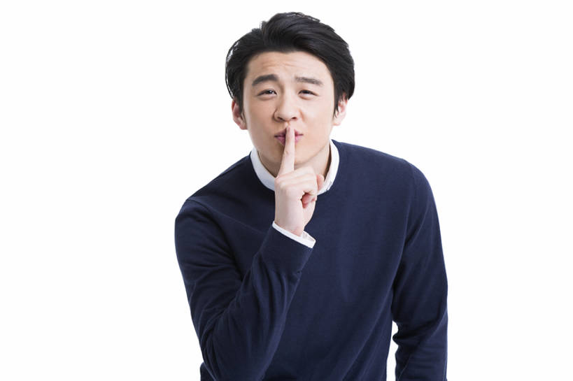 东方人,成年人,一个人,笑,摸,微笑,露齿笑,横图,留白,抠图,白色背景,正面,时尚,快乐,幸福,北京,中国,亚洲,抚摸,注视,休闲装,观察,看,站着,表情,摄影,观看,察看,关注,肖像,东亚,闭嘴,男人,男性,年轻男性,亚洲人,中国人,年轻人,触摸,接触,半身,彩图,影棚拍摄,bj175