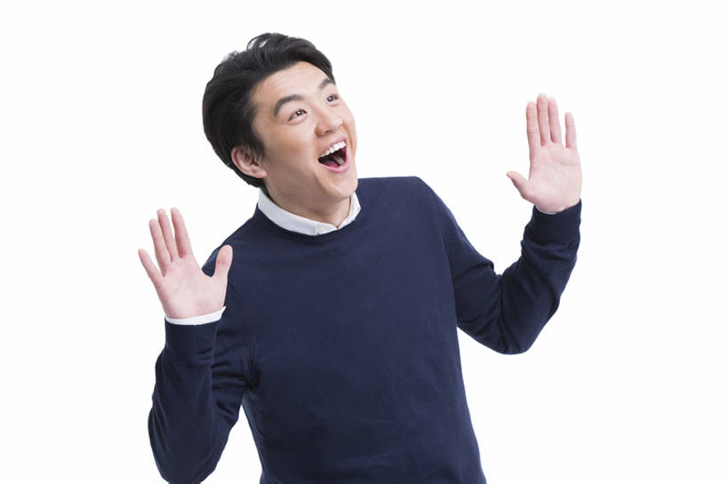 东方人,成年人,一个人,笑,微笑,露齿笑,横图,留白,抠图,白色背景,侧面,时尚,快乐,幸福,北京,中国,亚洲,休闲装,站着,张嘴,表情,摄影,惊奇,张大嘴巴,东亚,男人,男性,年轻男性,亚洲人,中国人,年轻人,张开嘴,张开手臂,半身,彩图,影棚拍摄,摆拍,bj175