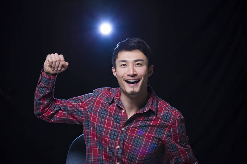 东方人,成年人,一个人,举,笑,微笑,露齿笑,横图,室内,留白,正面,快乐,兴奋,幸福,消费,仪器,电影院,椅子,北京,中国,亚洲,仅一个男性,仅一个人,欢呼,投影仪,休闲装,娱乐,设备,顾客,刺激,座位,仅一个年轻男性,托,休闲,表情,乐趣,摄影,生活方式,观看,投影机,东亚,男人,男性,年轻男性,亚洲人,中国人,年轻人,休闲活动,举起,举手,举着,向上举,向上伸,向上托,坐着,半身,彩图,电影,bj175