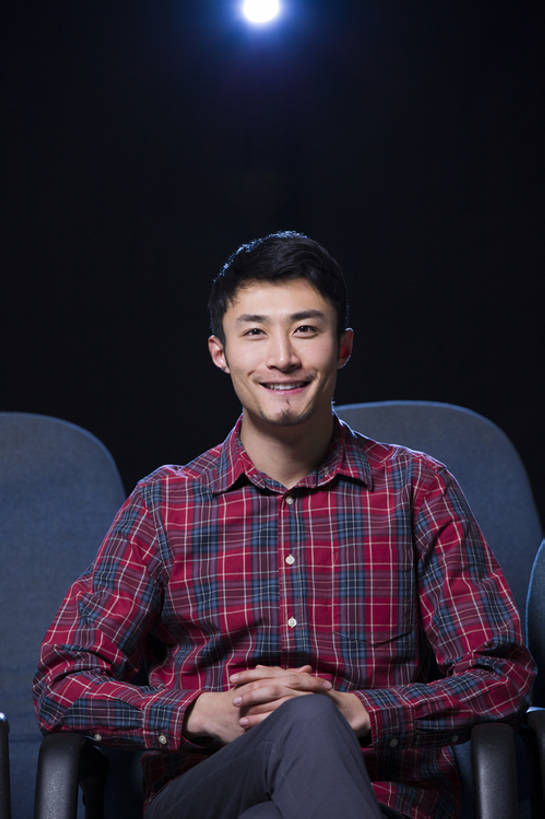 东方人,成年人,一个人,笑,微笑,露齿笑,竖图,室内,留白,正面,快乐,幸福,消费,仪器,电影院,椅子,北京,中国,亚洲,仅一个男性,仅一个人,投影仪,二郎腿,注视,休闲装,娱乐,设备,顾客,座位,仅一个年轻男性,观察,看,休闲,表情,乐趣,摄影,生活方式,观看,察看,关注,投影机,东亚,男人,男性,年轻男性,亚洲人,中国人,年轻人,休闲活动,坐着,半身,彩图,电影,bj175