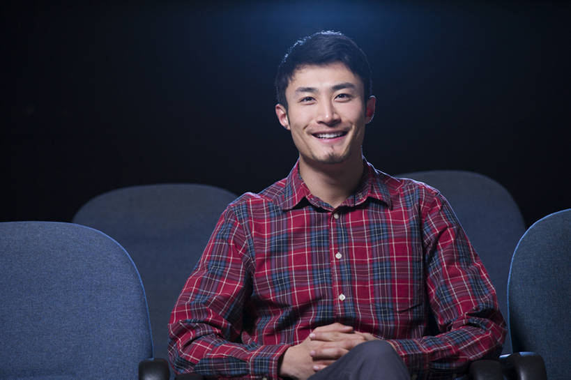 东方人,成年人,一个人,笑,微笑,露齿笑,横图,室内,留白,正面,快乐,幸福,消费,仪器,电影院,椅子,北京,中国,亚洲,仅一个男性,仅一个人,投影仪,二郎腿,注视,休闲装,娱乐,设备,顾客,座位,仅一个年轻男性,观察,看,休闲,表情,乐趣,摄影,生活方式,观看,察看,关注,投影机,东亚,男人,男性,年轻男性,亚洲人,中国人,年轻人,休闲活动,坐着,半身,彩图,电影,bj175